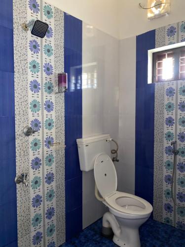 Un baño con inodoro y ducha en villa mud apples, en Varkala