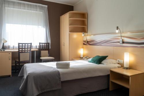 Postel nebo postele na pokoji v ubytování Quality Silesian Hotel