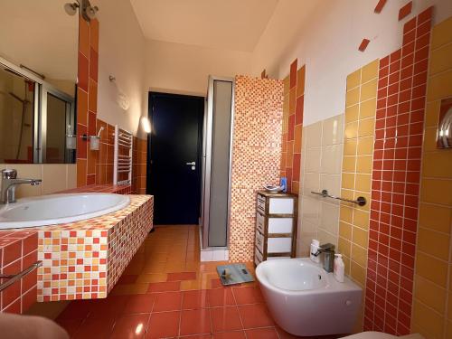 a bathroom with a tub and a sink and a toilet at Villa Gioconda a 200metri spiaggia Noto Calabernardo in Calabernardo