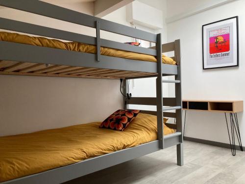 a bedroom with bunk beds in a dorm room at Charmante maison à 200m de la plage in Hossegor