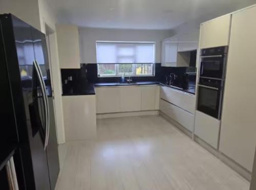 Küche/Küchenzeile in der Unterkunft Stylish 5-Bed Solihull Stay Near NEC & Airport