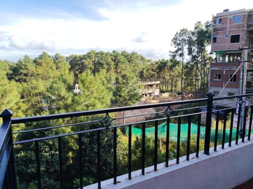 Un balcón con vista a una piscina. en HOTEL Makarios, en Shillong