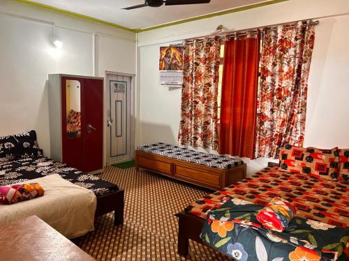 Ένα ή περισσότερα κρεβάτια σε δωμάτιο στο Serenity Homestay by Nature's Nook