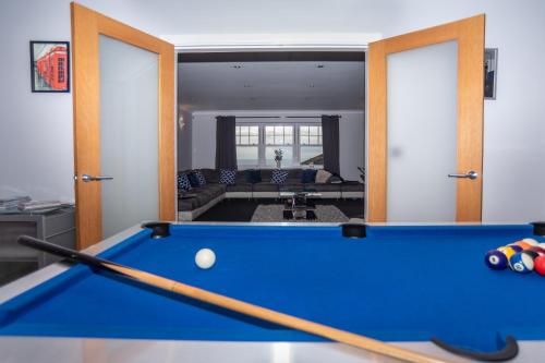 Τραπέζι μπιλιάρδου στο Le Morne – Luxury Coastal Escape with Hot Tub & Sea Views