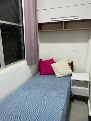 a small bed in a room with a window at Casa de Mainha - Vila Mariana - unidade 1 in Sao Paulo