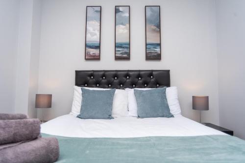 Ένα ή περισσότερα κρεβάτια σε δωμάτιο στο Le Morne – Luxury Coastal Escape with Hot Tub & Sea Views