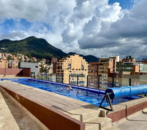 a swimming pool on the roof of a building at Loft/Apartaestudio Chapinero con piscina gym in Bogotá