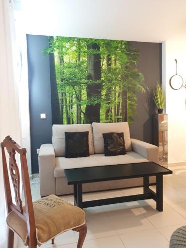 una sala de estar con un sofá y una mesa en Apartamento San Juan 2, en Murcia