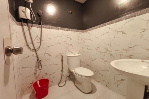 Ένα μπάνιο στο Ecoland 88 Apartelle and Suite near SM Davao