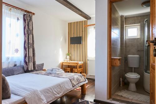 ein kleines Schlafzimmer mit einem Bett und einem WC in der Unterkunft Casa Elder Villa in Bran