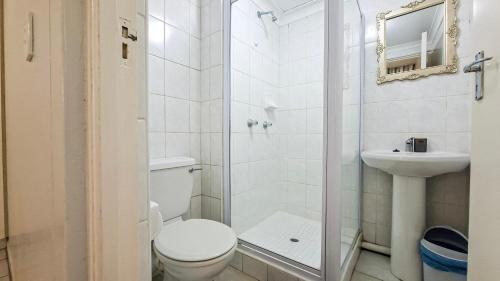 ein weißes Badezimmer mit Toilette und Waschbecken in der Unterkunft Seagull 204 in Margate