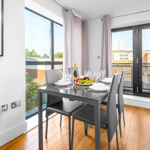 En balkon eller terrasse på 2 Bedroom Apartment - City Centre - Parking - Balcony - Netflix 5AC