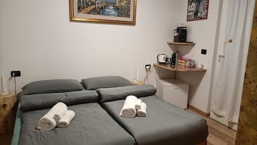 齐亚诺迪菲耶姆梅Il nido的客房内的一张带毛巾的床