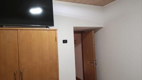 un téléviseur posé sur un meuble dans une pièce dans l'établissement Il nido, à Ziano di Fiemme