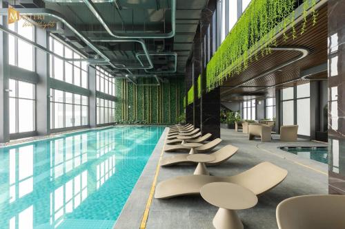 Bazén v ubytování Vinhomes Smart City by Chill D Homestay nebo v jeho okolí