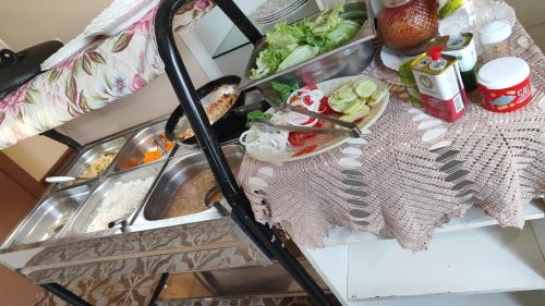 een tafel met een gootsteen met eten erop bij POUSADA ELSHADAY Centro in Osvaldo Cruz
