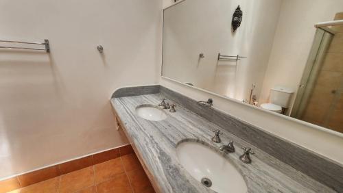 a bathroom with a sink and a mirror at Quinta das Águas Hotel in Itapira