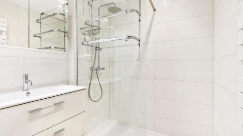 コクセッドにあるMalouki Koksijde - 4 star appartment with magnificent sea viewのシャワーと洗面台を備えた白いバスルーム