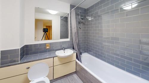 Ένα μπάνιο στο Three Bed Flat on Shakespeare St Sleeps up to 6