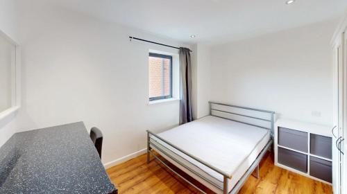 Ένα ή περισσότερα κρεβάτια σε δωμάτιο στο Three Bed Flat on Shakespeare St Sleeps up to 6