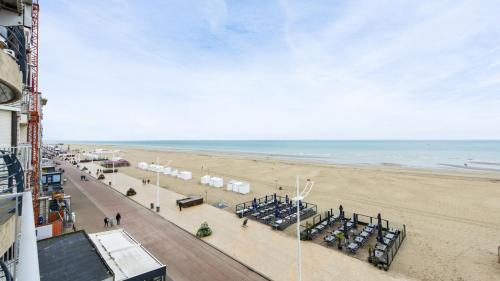 コクセッドにあるMalouki Koksijde - 4 star appartment with magnificent sea viewのビーチの景色を望む、椅子と海を望む客室です。