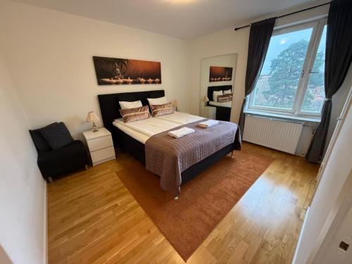 Una cama o camas en una habitación de Beautiful apartment 5 minutes from the subway