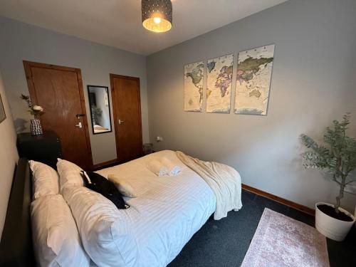 Un dormitorio con una cama con un perro acostado en ella. en The Cosy Neuk, Hawick, en Hawick