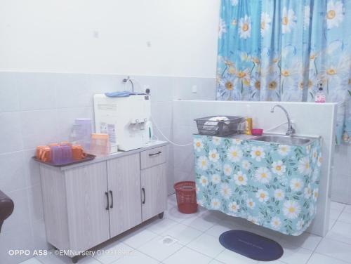 Köök või kööginurk majutusasutuses Homestay Bajet EM1 Pantai Remis PK