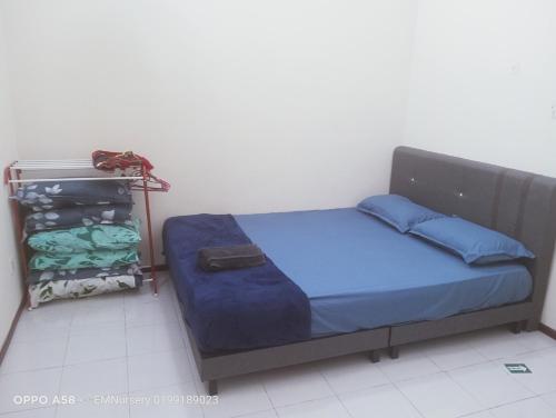 Voodi või voodid majutusasutuse Homestay Bajet EM1 Pantai Remis PK toas