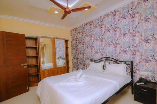 Postel nebo postele na pokoji v ubytování 1 Bed Apartment Sleeps 2 - Pool Parking Balcony