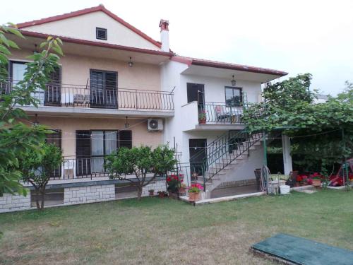 Το κτήριο όπου στεγάζεται  το διαμέρισμα