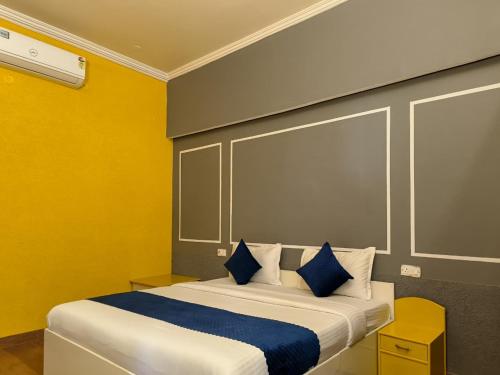 Ένα ή περισσότερα κρεβάτια σε δωμάτιο στο Elephant Pushkar