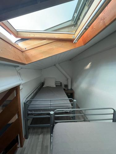 En eller flere senge i et værelse på À deux pas du courant