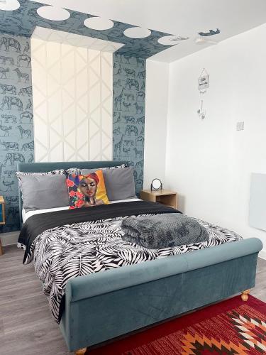 ein Schlafzimmer mit einem großen Bett mit einer Zebradecke in der Unterkunft 12 Penn Gardens- Apart 2 in Friern Barnet