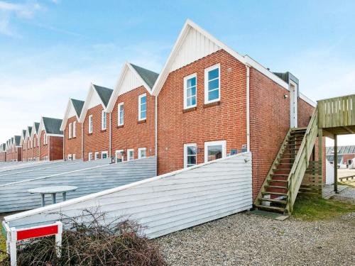 een groot bakstenen gebouw met een trap ernaast bij 4 person holiday home in Rømø-By Traum in Sønderby