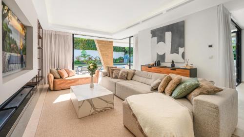 VACATION MARBELLA I Villa La Plage, Luxury Villa, Private Heated Pool, Rooftop Hot Tub, Entertainment Room, Walking Distance to the Finest Beaches