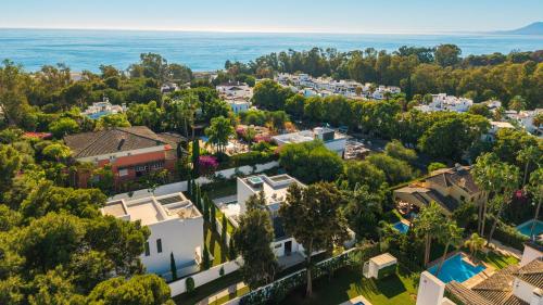 VACATION MARBELLA I Villa La Plage, Luxury Villa, Private Heated Pool, Rooftop Hot Tub, Entertainment Room, Walking Distance to the Finest Beaches