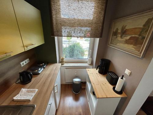 een kleine keuken met een tafel en een raam bij Brandt Apartments in Erfurt