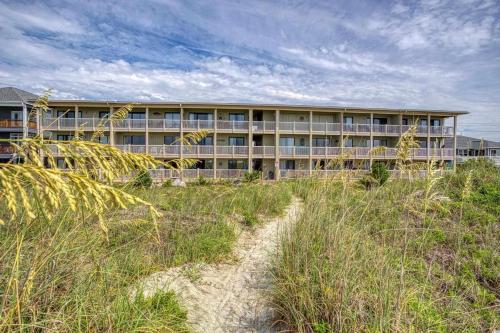 un edificio en la playa con un camino delante en BEAUTIFUL BEACHFRONT-Oceanfront First Floor 2BR 2BA Condo in Cherry Grove, North Myrtle Beach! RENOVATED with a Fully Equipped Kitchen, 3 Separate Beds, Pool, Private Patio & Steps to the Sand!, en Myrtle Beach