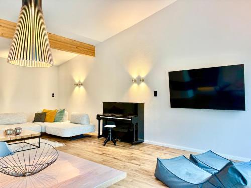 TV a/nebo společenská místnost v ubytování Snug Stays 4 - Design Villa mit Garten zentral, ruhig, 400m zum Ammersee