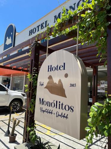 a sign for a hotel in front of a building at Hotel Monólitos in Quixadá