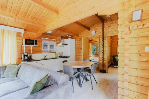 DiffelenにあるGeniet flink in de Appelvinkのソファとテーブルのあるリビングルーム