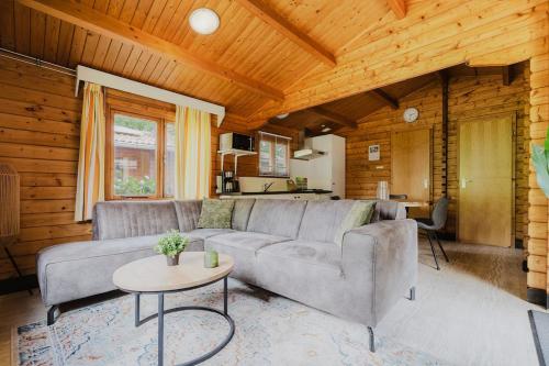 DiffelenにあるGeniet flink in de Appelvinkのソファとテーブルのあるリビングルーム