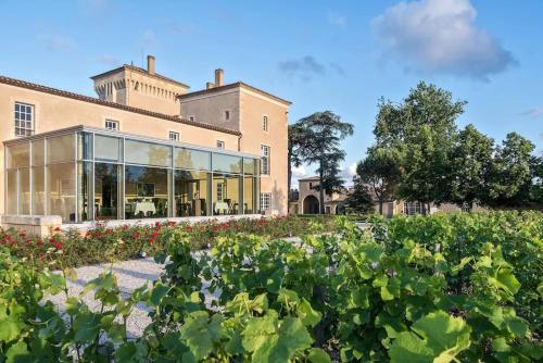 a house with a garden in front of it at une terrasse en ville in Langon