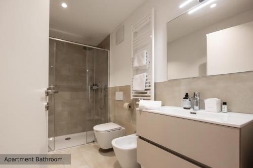 Un baño con inodoro, lavabo y ducha. en Ferrari Tower, en Bolzano