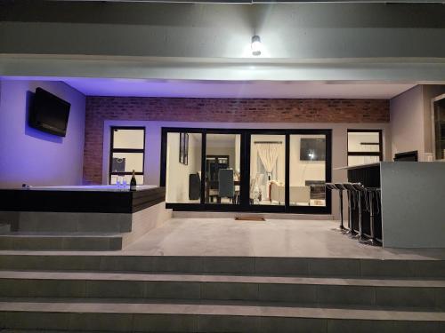 TV a/nebo společenská místnost v ubytování Hadeda Manor On Vaal