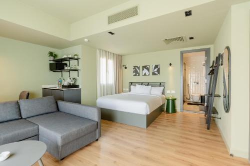 Postel nebo postele na pokoji v ubytování grey l studio apartments Downtown Cairo Ouzonian House