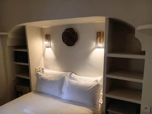 Ein Bett oder Betten in einem Zimmer der Unterkunft Riad Le Bijou de Zahra Marrakech Kasbah