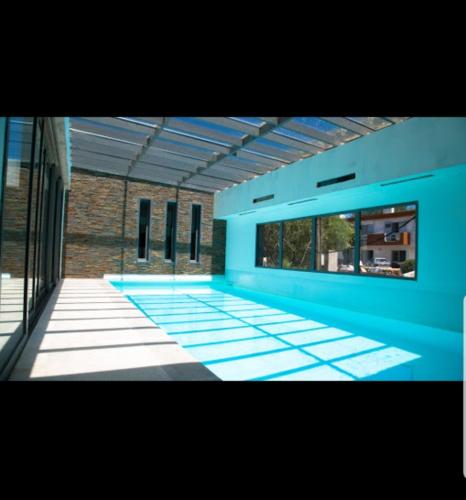 Swimmingpoolen hos eller tæt på Chronos brava