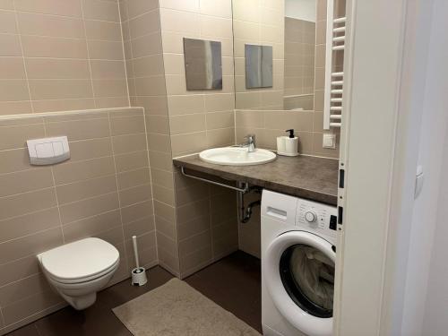 Ένα μπάνιο στο 2BR, balcony, central, danube, U6 & S-Bahn - BRN 22